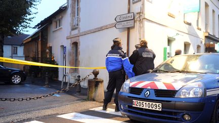 Des gendarmes surveillent les alentours d'une bijouterie de S&eacute;zanne (Marne). Son propri&eacute;taire a tu&eacute; un braqueur, le 28 novembre 2013.&nbsp; (ALAIN JULIEN / AFP)