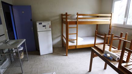 Une chambre dans l'un &nbsp;des centres d'accueil de réfugiés de France terre d'asile à Créteil. (FRED DUFOUR / AFP)