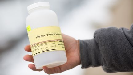 Une bouteille de prélèvement de l'eau est distribuée à Flint (Michigan, Etats-Unis), le 23 janvier 2016,&nbsp;pour évaluer le taux de contamination au plomb. (BRETT CARLSEN / GETTY IMAGES NORTH AMERICA / AFP)