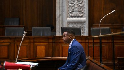 Mamadou Diallo au premier jour de son procès, avant l'ouverture des débats, le 12 octobre 2023 à Lyon (Rhône). (OLIVIER CHASSIGNOLE / AFP)