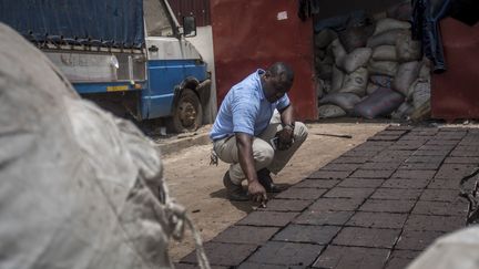 Nelplast Ghana Ltd est encore en phase de test, avec une capacité de production limitée, faute d'équipements suffisants. «Pour l'instant, nous sommes capables de produire 200 blocs par jour à partir de 2 tonnes de matière première», explique Ebenezer Owusu Marfo, le chef des opérations à l'usine.

	  (Cristina ALDEHUELA / AFP)