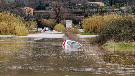 Une voiture submergée au niveau de Goudargues, dans le Gard, après le passage de la dépression Monica, le 10 mars 2024. (MIKAEL ANISSET / LE MIDI LIBRE / MAXPPP)