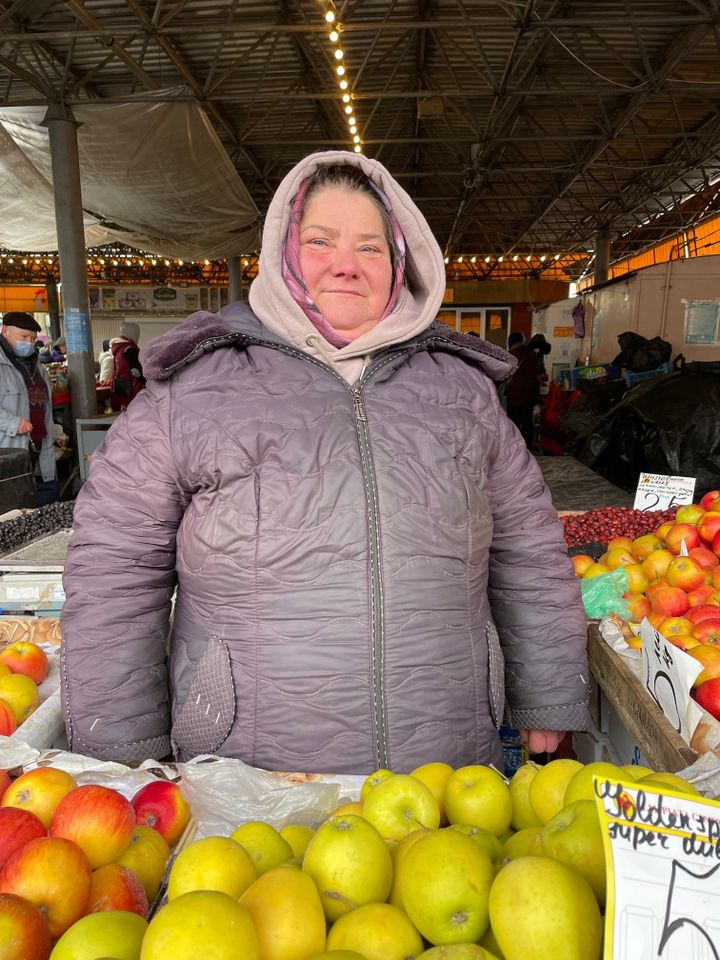 Yelena, fruit seller in the central market of Chisinau (Moldova), March 11, 2022. (FABIEN JANNIC-CHERBONNEL / FRANCEINFO)