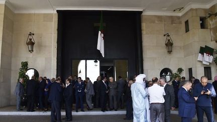 Des députés algériens du Front de libération nationale (FLN) et du Rassemblement national démocratique (RND) bloquent l'entrée de l'Assemblée populaire nationale à Alger, le 16 octobre 2018, pour obtenir la démission de son président, Saïd Bouhadja. (RYAD KRAMDI / AFP)