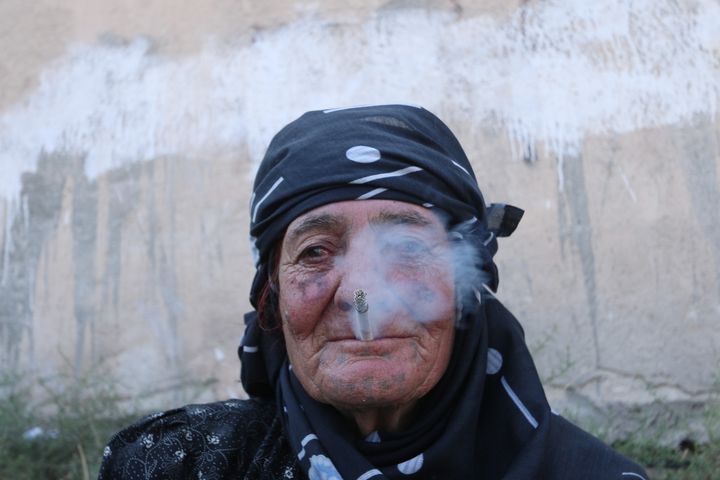 Une habitante de Manbij (Syrie) fume après la libération de la ville par les&nbsp;Forces démocratiques syrienne. (RODI SAID / REUTERS)