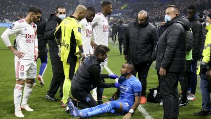 Dimitri Payet après avoir reçu une bouteille d'eau en plein visage lors de la rencontre OL-OM, le 21 novembre 2021, à Lyon. (JEAN CATUFFE / JEAN CATUFFE)