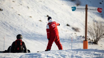 Un moniteur de l'Ecole du Ski Francais (ESF),&nbsp;au&nbsp;Grand Bornand (Haute-Savoie). Photo d'illustration. (ALEXIS SCIARD  / MAXPPP)