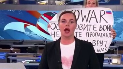 Guerre en Ukraine : une journaliste russe dénonce la propagande en plein direct à la télévision