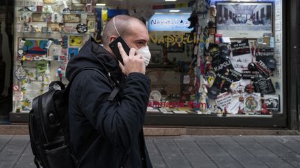 Un homme&nbsp;dans les rues du centre de Naples, le 9 mars 2020. (PAOLO MANZO / NURPHOTO)