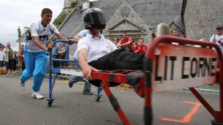 Un participant au championnat du monde de course de lit &agrave; roulettes, &agrave; Mahalon (Finist&egrave;re). (YANN MIRADA / OUEST FRANCE / MAXPPP)