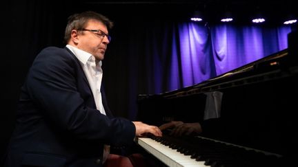 Julien Joubert dans son sspectacle "Tout le monde écrit des chansons" au Théâtre Montmartre Galabu, à Paris, en 2023. (OLIVIER CARTON)