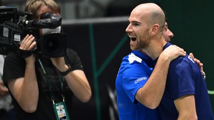 Adrian Mannarino félicité par Sébastien Grosjean en phase de groupe de la Coupe Davis, le 25 novembre 2021 à Innsbruck (Autriche). (JOE KLAMAR / AFP)