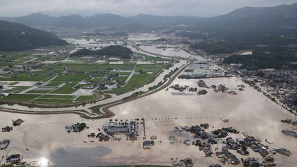 Des inondations à Omachi, dans la préfecture de Saga (Japon), le 28 août 2019. (JIJI PRESS / AFP)