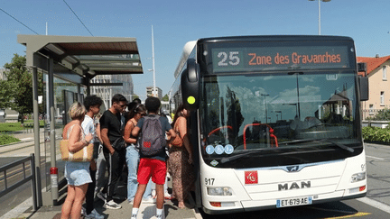 Arnaques : un faux titre de transport gratuit proposé dans plusieurs villes (france 2)