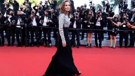 Isabelle Huppert pour la montée des marches du film "Aline" (VALERY HACHE / AFP)