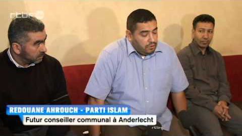 Les principaux dirigeants d'«Islam» en 2012: (de gauche à droite) son président Abdelhaye Bakkili-Tahiri et ses deux conseillers communaux Rédouane Ahrouch (Anderlecht) et Lhoucine Aït-Jeddig (Molenbeek-Saint-Jean). (DR / capture d&#039;écran)