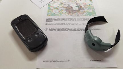 Un bracelet anti-rapprochement et un tracker GPS utilisés pour lutter contre les violences conjugales.&nbsp; (MAXPPP)