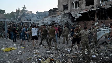 Des secouristes et bénévoles tentent de secourir des personnes après une frappe russe qui a détruit un restaurant à Kramatorsk (Ukraine), le 27 juin 2023. (GENYA SAVILOV / AFP)