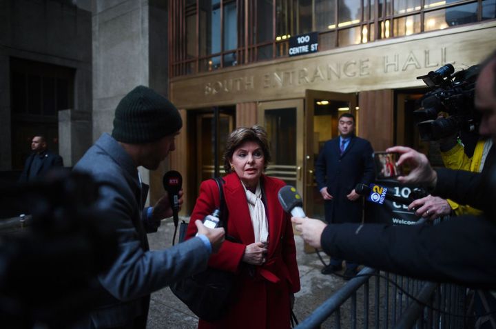 L'avocate américaine Gloria Allred arrive à la Cour suprême de New York (Etats-Unis) pour l'ouverture du procès d'Harvey Weinstein, le 6 janvier 2020. (JOHANNES EISELE / AFP)