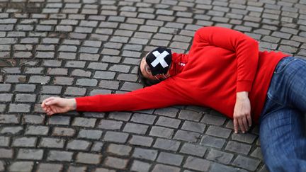 A Nantes, samedi 12 décembre 2020, lors d'une manifestation d'artistes Place Royale pour dénoncer le maintien de la fermeture des lieux de culture décidée par le gouvernement Castex. (ROMAIN BOULANGER / MAXPPP)