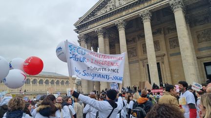 Les médecins libéraux en grève ont manifesté jeudi 5 janvier entre la place du Panthéon et le ministère de la Santé à Paris. (Marion Ferrère / Radio France)