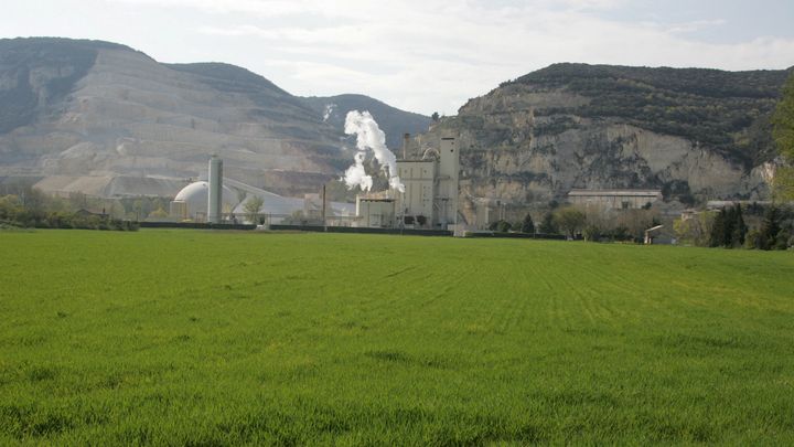 La cimenterie Lafarge en Ardèche (en 2007), près de la commune du Teil. (Stephane MARC / PHOTOPQR/LE DAUPHINE LIBERE /MAXPPP)