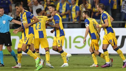 L'attaquant Stipe Perica (C) a permis au Maccabi d'ouvrir le score et de s'imposer à domicile face à Nice, lors du match du&nbsp;barrage aller de Ligue Europa conférence&nbsp;à Tel Aviv (Israël), 18 août 2022. (ATEF SAFADI / EPA)