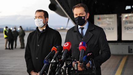 Le Premier ministre slovaque Igor Matovič (à droite) et le ministre slovaque de la Santé Marek Krajci font une déclaration à la presse à l'aéroport international de Kosice, en Slovaquie, le 1er mars 2021. (PETER LAZAR / AFP)