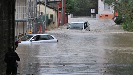 Des voitures iniondées à Givors, le 17 octobre 2024 (photo d'illustration). (FR?D?RIC CHAMBERT / MAXPPP)