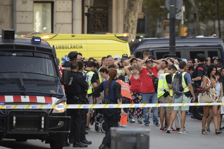 Des policiers vérifient l'identité des personnes restées confinées dans la zone de La Rambla,&nbsp;à Barcelone (Espagne), jeudi 17 août 2017. (JOSEP LAGO / AFP)