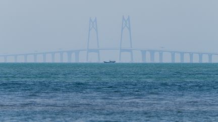 Le pont qui relie Hong Kong à Macao, en Chine,&nbsp;vu de Hong Kong, le 22 octobre 2018. (ANTHONY WALLACE / AFP)