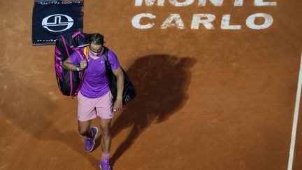 Rafael Nadal, éliminé en quarts de finale du Masters 1000 de Monte Carlo 2021, par Andrey Rublev, le 16 avril 2021. (VALERY HACHE / AFP)