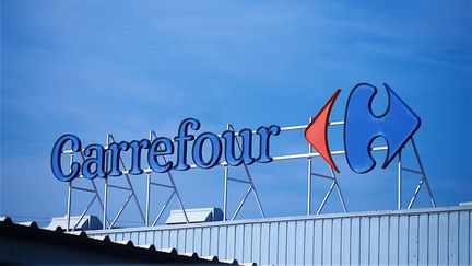 Un panneau Carrefour, le 26 octobre 2022.&nbsp; (PATRICK LEFEVRE / MAXPPP)