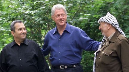 Le Premier ministre israélien Ehud Barak, le président américain Bill Clinton et le président Yasser Arafat à Camp David aux Etats-Unis pour des négociations qui échouèrent.  (STEPHEN JAFFE / AFP FILES / AFP)