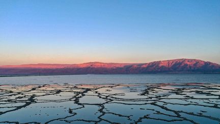 Des minéraux cristallisés forment des motifs à la surface des bassins d'évaporation de la mer Morte, près du village de Neve Zohar, dans le sud d'Israël. (MENAHEM KAHANA / AFP)