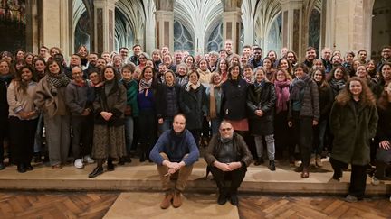 Le chœur des compagnons à l'église Saint Séverin avec assis au premier plan le chef de chœur Frédéric Pineau et l'organiste Yves Castagnet, novembre 2024. (ANNE CHEPEAU / FRANCEINFO / RADIO FRANCE)