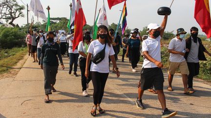 Une manifestation contre le coup d'Etat militaire à Dawei (Birmanie), le 4 avril 2021.&nbsp; (HANDOUT / DAWEI WATCH / AFP)