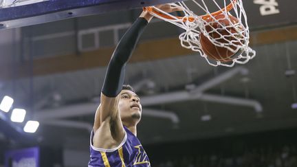 Dunk du jeune Victor Wembanyanma à l'occasion d'un match des Metropolitans 92 contre Pau. 7 mars 2023. (ROMAIN PERROCHEAU / AFP)