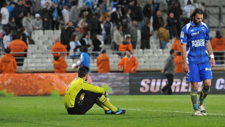 La d&eacute;tresse des Auxerrois, rel&eacute;gu&eacute;s en L2 apr&egrave;s leur d&eacute;faite &agrave; Marseille 3-0, le 13 mai 2012. (VALLAURI NICOLAS / MAXPPP)