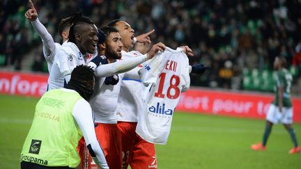 Nabil Feki présente son maillot au kop de Saint-Etienne après le 5e but de son équipe le 5 novembre 2017 (PHOTO RICHARD MOUILLAUD / MAXPPP)