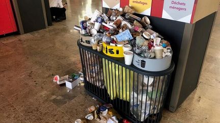 Le mouvement de grève des agents de propreté est visible en gare Saint-Charles à Marseille. (FREDERIC CHAPUIS / RADIO FRANCE)