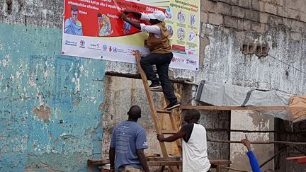 Suivre les conseils d'hygiène afin d'éviter d'être infecté par Ebola constitue une étape essentielle de la prévention, un message que les autorités veulent diffuser au plus grand nombre, souvent en proie à des superstitions. Pour les régions atteintes, la République démocratique du Congo a également reçu de l'Union européenne (UE) une allocation de 7,2 millions d'euros afin d'intensifier la lutte contre la maladie. Le montant total de la réponse européenne face à cette crise s'élève jusqu'à présent à 12,83 millions d'euros en 2018. Le soutien de l'UE comprend l'expertise technique, les services aériens humanitaires, le financement de la recherche et l'assistance humanitaire, a détaillé Christos Stylianides, commissaire en charge de l'Aide humanitaire et de la gestion de crises.  (WHO/Aboulaye Cisse/Handout via REUTERS)