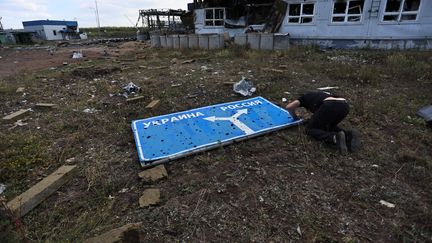 Un panneau de signalisation détruit près de la ville de Soudja, dans la région de Koursk. (YAN DOBRONOSOV / AFP)