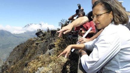 Marie-Luce Penchard regarde le Cirque de Mafate, près de Saint-Paul-de-la-Réunion, ce mercredi 2 novembre. (RICHARD BOUHET / AFP)