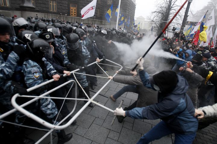 De violents incidents ont &eacute;clat&eacute; dimanche en marge de la manifestation pro-europ&eacute;enne dimanche 24 novembre 2013 &agrave; Kiev (Ukraine). (ANATOLIY STEPANOV / AFP)