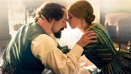 Ralph Fiennes et Felicity Jones dans "The Invisible Woman" de Ralph Finnes
 (BBC Films)