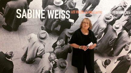 Sabine Weiss prise lundi devant l’affiche de l’exposition, au Centre Pompidou, à Paris. (Elodie Vincent)