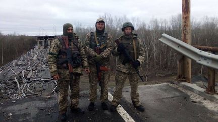 Oleksandr Matsiyevski (à droite) et deux soldats de son bataillon, lieu et date inconnus (ARMEE UKRAINIENNE)