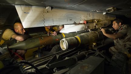 Des soldats fran&ccedil;ais chargent des missiles sur un avion Mirage 2000 avant son d&eacute;part pour le Mali, le 12 janvier 2013&nbsp;&agrave; N'Djam&eacute;na (Tchad). (NICOLAS-NELSON RICHARD / ECPAD / AFP)