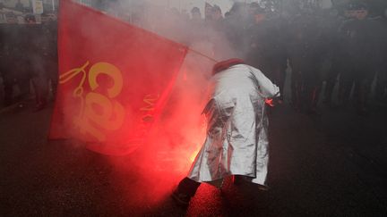 Un manifestant brandit un drapeau de la CGT &agrave; l'usine Goodyear d'Amiens (Somme), menac&eacute;e de fermeture, le 12 f&eacute;vrier 2013. (GONZALO FUENTES / REUTERS)